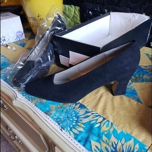 New Liz Claiborne Black Pumps. Round/square toe